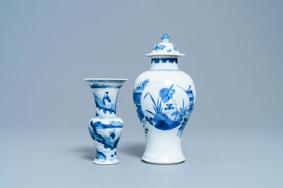 Deux vases en porcelaine de Chine en bleu et blanc, Kangxi
