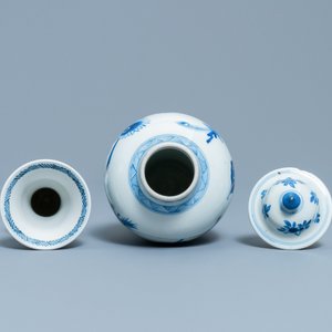 Deux vases en porcelaine de Chine en bleu et blanc, Kangxi — photo 5