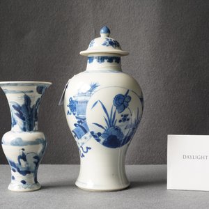 Deux vases en porcelaine de Chine en bleu et blanc, Kangxi — photo 7