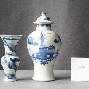 Deux vases en porcelaine de Chine en bleu et blanc, Kangxi — photo 8