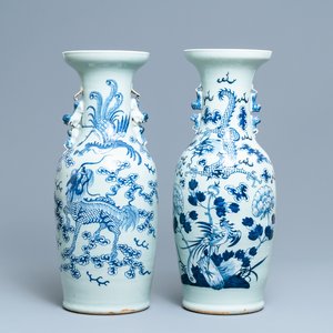 Deux vases en porcelaine de Chine en bleu et blanc sur fond céladon, 19ème — photo 1