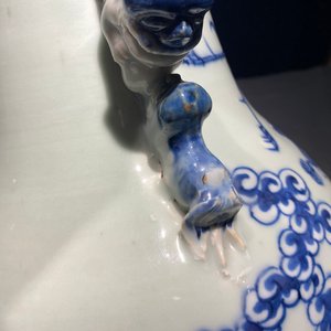 Deux vases en porcelaine de Chine en bleu et blanc sur fond céladon, 19ème — photo 12