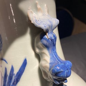 Deux vases en porcelaine de Chine en bleu et blanc sur fond céladon, 19ème — photo 9
