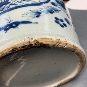 Deux vases en porcelaine de Chine en bleu et blanc sur fond céladon, 19ème — photo 14