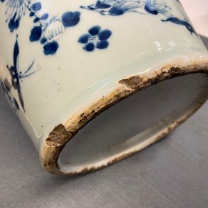 Deux vases en porcelaine de Chine en bleu et blanc sur fond céladon, 19ème — photo 16
