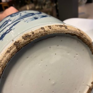 Deux vases en porcelaine de Chine en bleu et blanc sur fond céladon, 19ème — photo 17