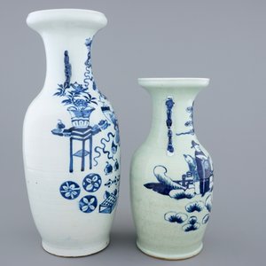 Deux vases en porcelaine de Chine en bleu et blanc sur fond céladon, 19ème — photo 4