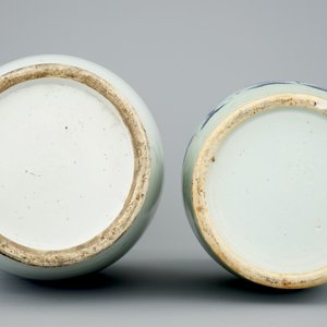 Deux vases en porcelaine de Chine en bleu et blanc sur fond céladon, 19ème — photo 6