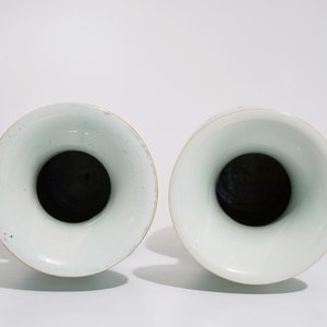 Deux vases en porcelaine de Chine famille rose à calligraphie, 19/20ème — photo 6