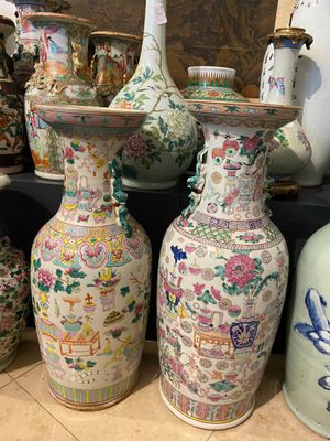 Deux vases en porcelaine de Chine famille rose à décor d'antiquités, 19ème — photo 1