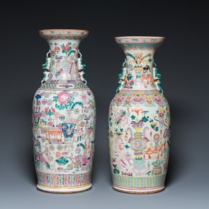 Deux vases en porcelaine de Chine famille rose à décor d'antiquités, 19ème — photo 1