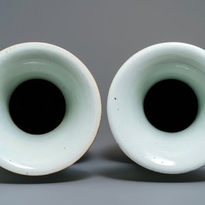 Deux vases en porcelaine de Chine famille rose à décor de garçons jouants, 19/20ème — photo 5