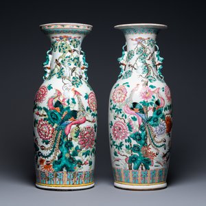 Deux vases en porcelaine de Chine famille rose à décor de phénix et de faisans, 19ème — photo 1