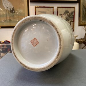 Deux vases en porcelaine de Chine famille rose à décor d'immortels, marque de Qianlong, 20ème — photo 11