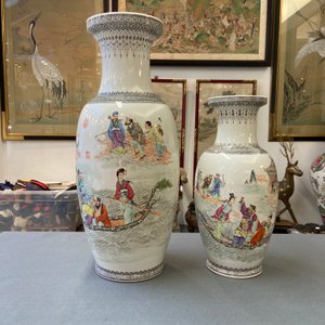 Deux vases en porcelaine de Chine famille rose à décor d'immortels, marque de Qianlong, 20ème — photo 7