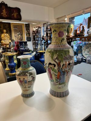 Deux vases en porcelaine de Chine famille rose à décor fabrication de riz et figurants, marque de Qianlong, 20ème — photo 1