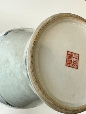 Deux vases en porcelaine de Chine famille rose à décor fabrication de riz et figurants, marque de Qianlong, 20ème — photo 15