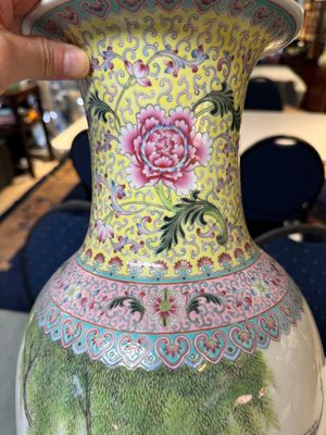 Deux vases en porcelaine de Chine famille rose à décor fabrication de riz et figurants, marque de Qianlong, 20ème — photo 6
