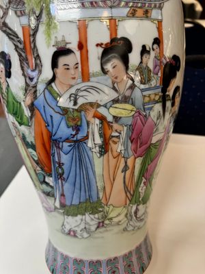 Deux vases en porcelaine de Chine famille rose à décor fabrication de riz et figurants, marque de Qianlong, 20ème — photo 7