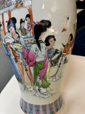 Deux vases en porcelaine de Chine famille rose à décor fabrication de riz et figurants, marque de Qianlong, 20ème — photo 8