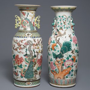 Deux vases en porcelaine de Chine famille rose aux décors d'oiseaux et d’antiquités, 19ème — photo 1
