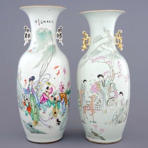 Deux vases en porcelaine de Chine famille rose aux femmes et enfants dans un jardin, 19/20ème — photo 1
