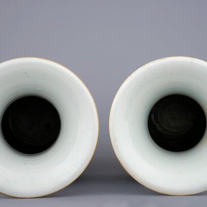 Deux vases en porcelaine de Chine famille rose aux femmes et enfants dans un jardin, 19/20ème — photo 5