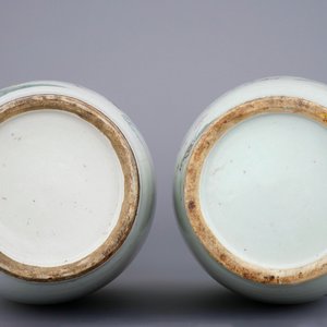 Deux vases en porcelaine de Chine famille rose aux femmes et enfants dans un jardin, 19/20ème — photo 6