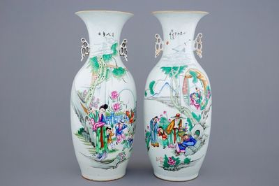 Deux vases en porcelaine de Chine famille rose aux personnages et enfants, 19/20ème