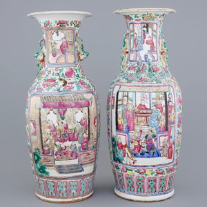 Deux vases en porcelaine de Chine famille rose aux scènes à la court, 19ème — photo 1