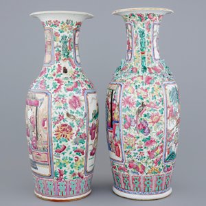 Deux vases en porcelaine de Chine famille rose aux scènes à la court, 19ème — photo 2