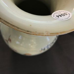 Deux vases en porcelaine de Chine famille rose aux scènes de jardin et décors floraux, 19/20ème — photo 9