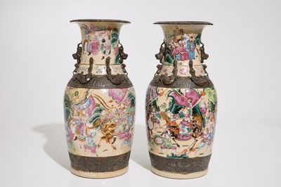 Deux vases en porcelaine de Chine famille rose, dit "de Nankin", 19ème