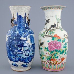 Deux vases en porcelaine de Chine famille rose et bleu et blanc, 19ème — photo 1