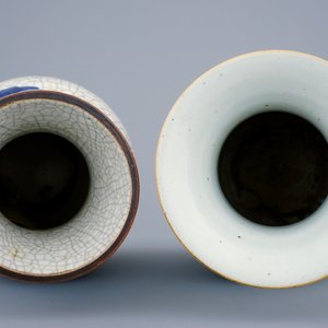Deux vases en porcelaine de Chine famille rose et bleu et blanc, 19ème — photo 5