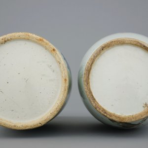 Deux vases en porcelaine de Chine famille rose et bleu et blanc sur fond céladon, 19/20ème — photo 6