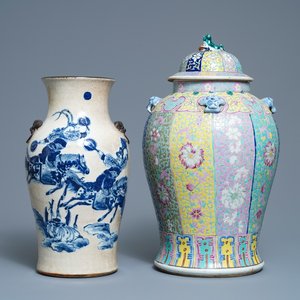 Deux vases en porcelaine de Chine famille rose et bleu et blanc sur fond craquelé, 19ème — photo 1
