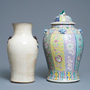 Deux vases en porcelaine de Chine famille rose et bleu et blanc sur fond craquelé, 19ème — photo 3