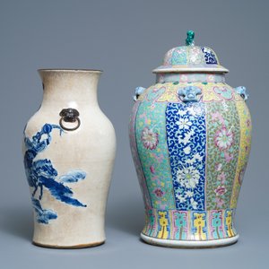 Deux vases en porcelaine de Chine famille rose et bleu et blanc sur fond craquelé, 19ème — photo 4