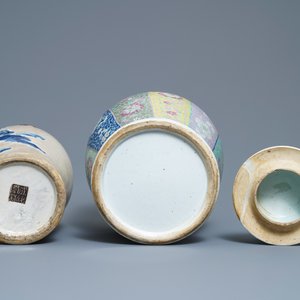 Deux vases en porcelaine de Chine famille rose et bleu et blanc sur fond craquelé, 19ème — photo 6