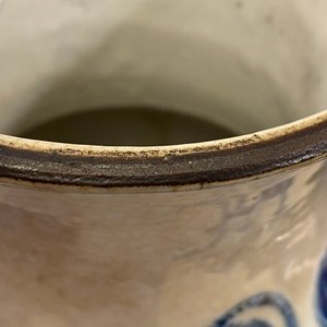 Deux vases en porcelaine de Chine famille rose et bleu et blanc sur fond craquelé, 19ème — photo 8