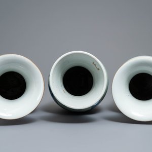 Deux vases en porcelaine de Chine famille rose et un en bleu et blanc sur fond céladon, 19/20ème — photo 5