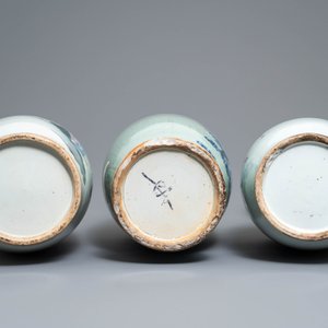 Deux vases en porcelaine de Chine famille rose et un en bleu et blanc sur fond céladon, 19/20ème — photo 6