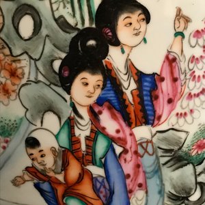 Deux vases en porcelaine de Chine famille rose et un en bleu et blanc sur fond céladon, 19/20ème — photo 8