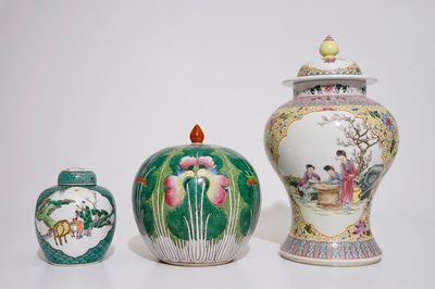Deux vases en porcelaine de Chine famille rose et un petit pot à gingembre couvert famille verte, 19/20ème