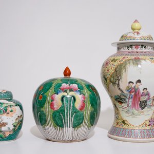 Deux vases en porcelaine de Chine famille rose et un petit pot à gingembre couvert famille verte, 19/20ème — photo 3