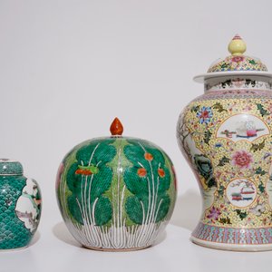 Deux vases en porcelaine de Chine famille rose et un petit pot à gingembre couvert famille verte, 19/20ème — photo 4