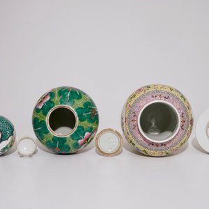 Deux vases en porcelaine de Chine famille rose et un petit pot à gingembre couvert famille verte, 19/20ème — photo 5