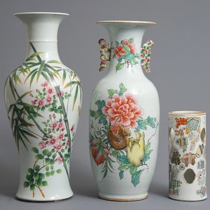 Deux vases en porcelaine de Chine famille rose et un porte-chapeau qianjiang cai, 19/20ème — photo 1