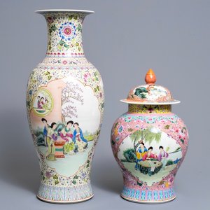 Deux vases en porcelaine de Chine famille rose, marque de Qianlong, République, 20ème — photo 1